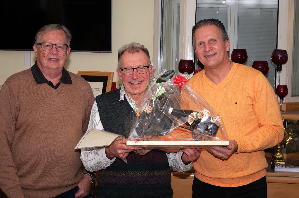 unsere Vorstände Ernst Laufer und Karl-Heinz Schlachter mit Jubilar Roland Grübel